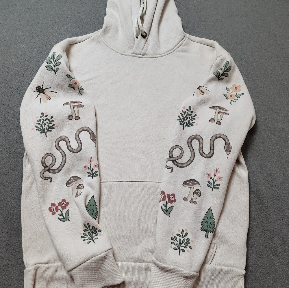 Hollister Hoodie with Nature-Inspired Sleeve Design